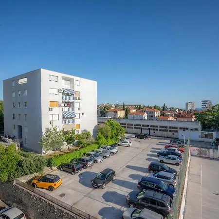 Apartman Billie With Balcony Split